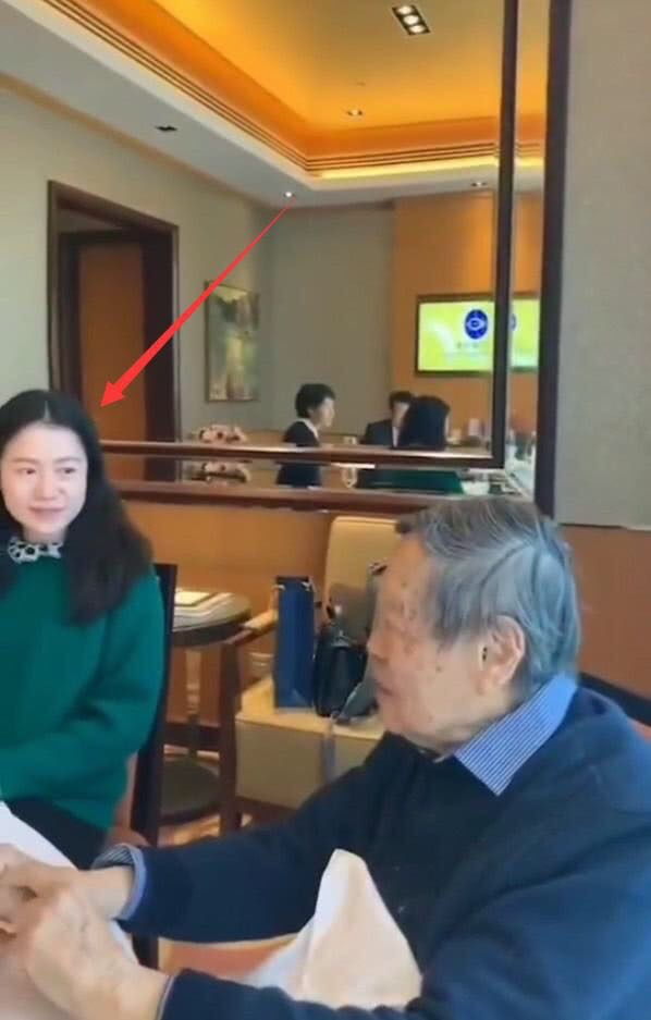 相差54歲的忘年戀！結婚16年恩愛如初「走後希望妻子再嫁」財產全留給兒女 