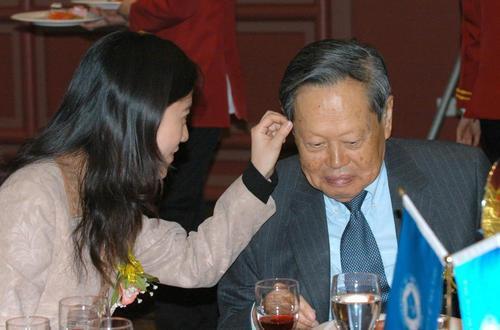 相差54歲的忘年戀！結婚16年恩愛如初「走後希望妻子再嫁」財產全留給兒女 