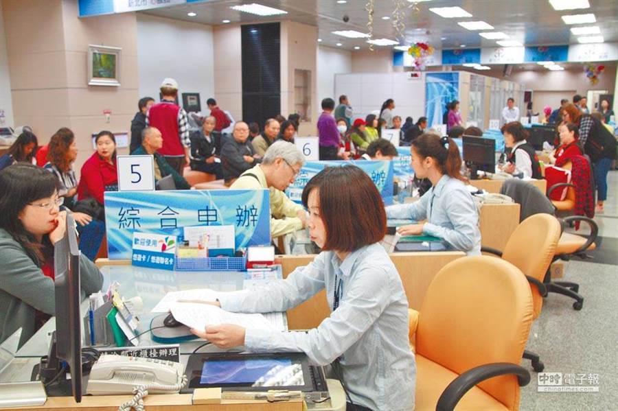 為什麼長輩「都要孩子考公務員」？網友點出「3大誘人福利」打趴私企：難怪一窩蜂人搶