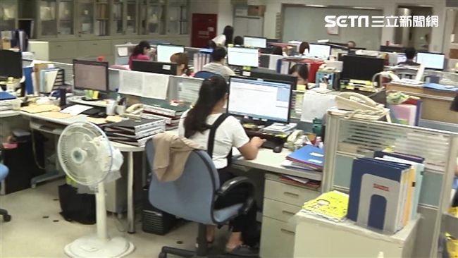 為什麼長輩「都要孩子考公務員」？網友點出「3大誘人福利」打趴私企：難怪一窩蜂人搶