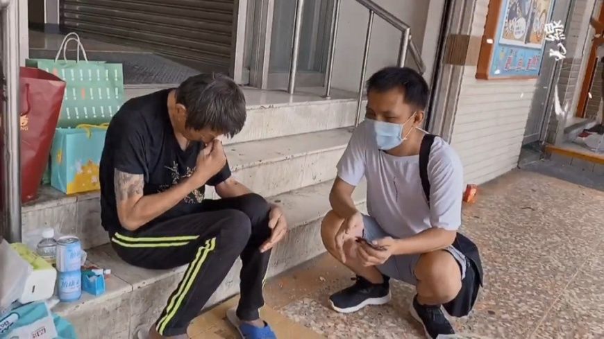 生命只剩90天！台中男「被媽媽趕出家門」睡騎樓賣菜：她說我是負擔　社工出手想幫忙「他淚崩拒絕」