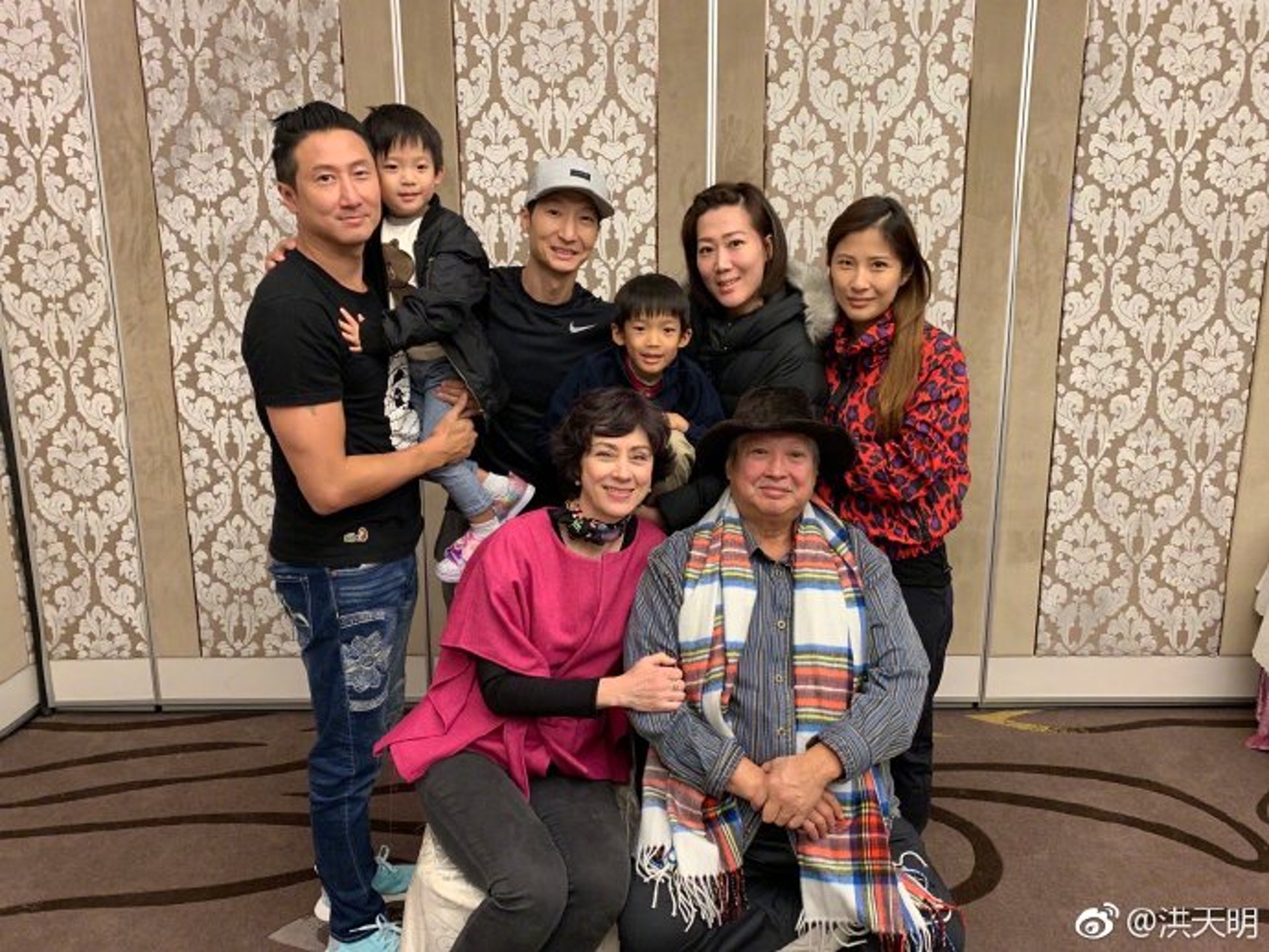 洪金寶老婆55歲好美！人稱「最美港姐」五官超深邃　「一生未孕」卻為老公養4子被寵25年