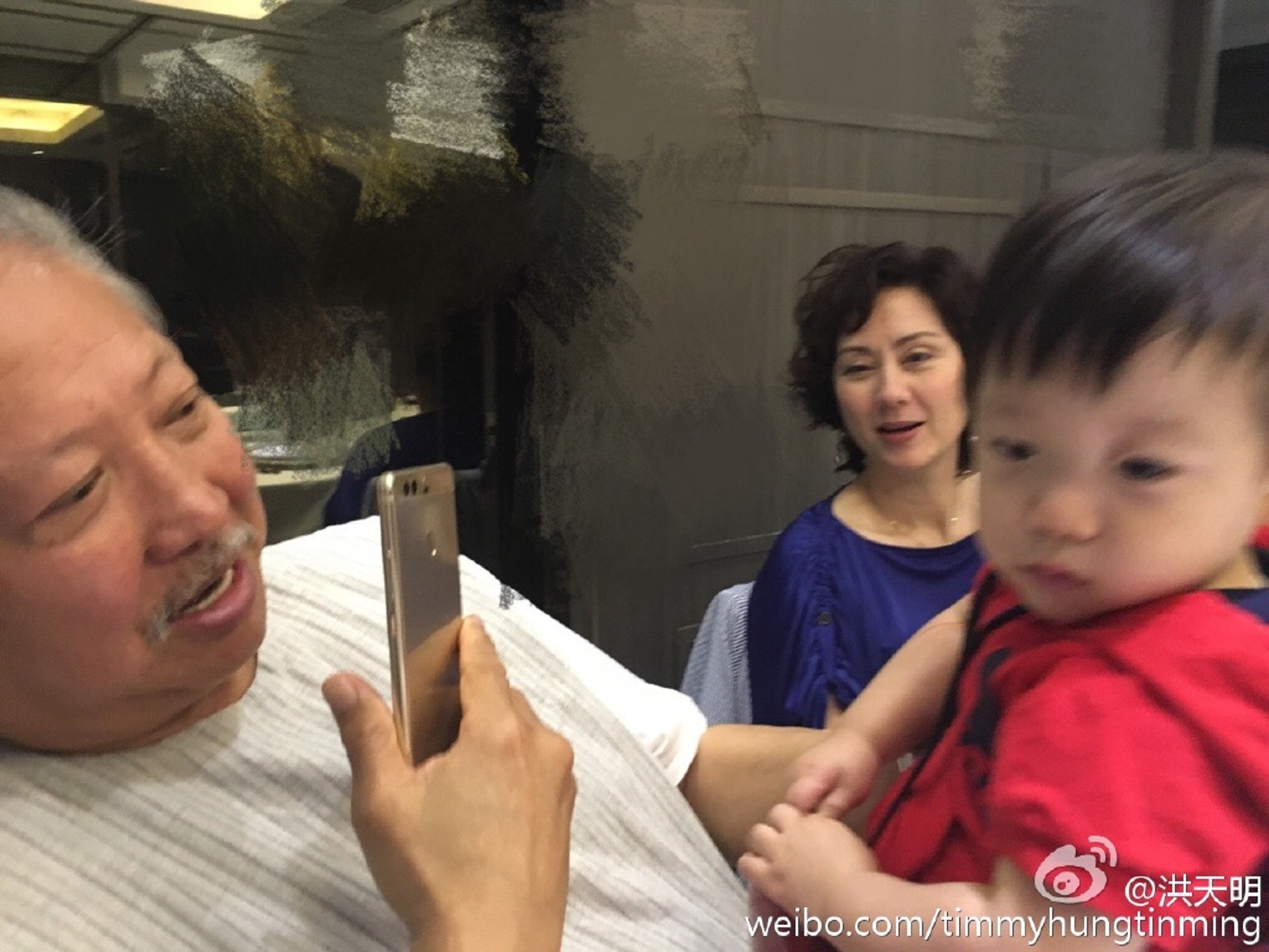 洪金寶老婆55歲好美！人稱「最美港姐」五官超深邃　「一生未孕」卻為老公養4子被寵25年