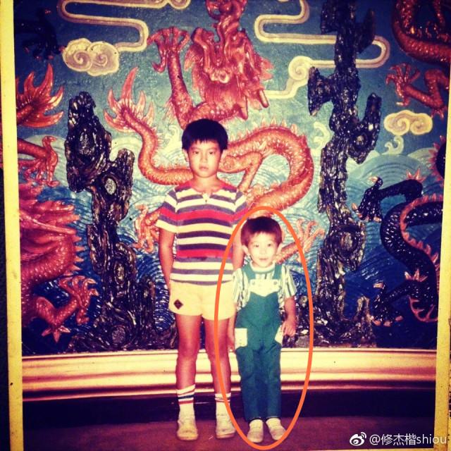 大家都說「咘咘的可愛長相」是遺傳到媽媽！但看完修杰楷「小時候照片」...原來她像爸爸！