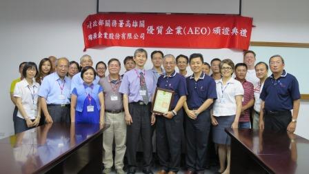 小時候苦出來的！台南老闆超大方「幫員工還百萬債」　雇用身障人士「公司福利制度爆滿」網驚：難怪員工不跑