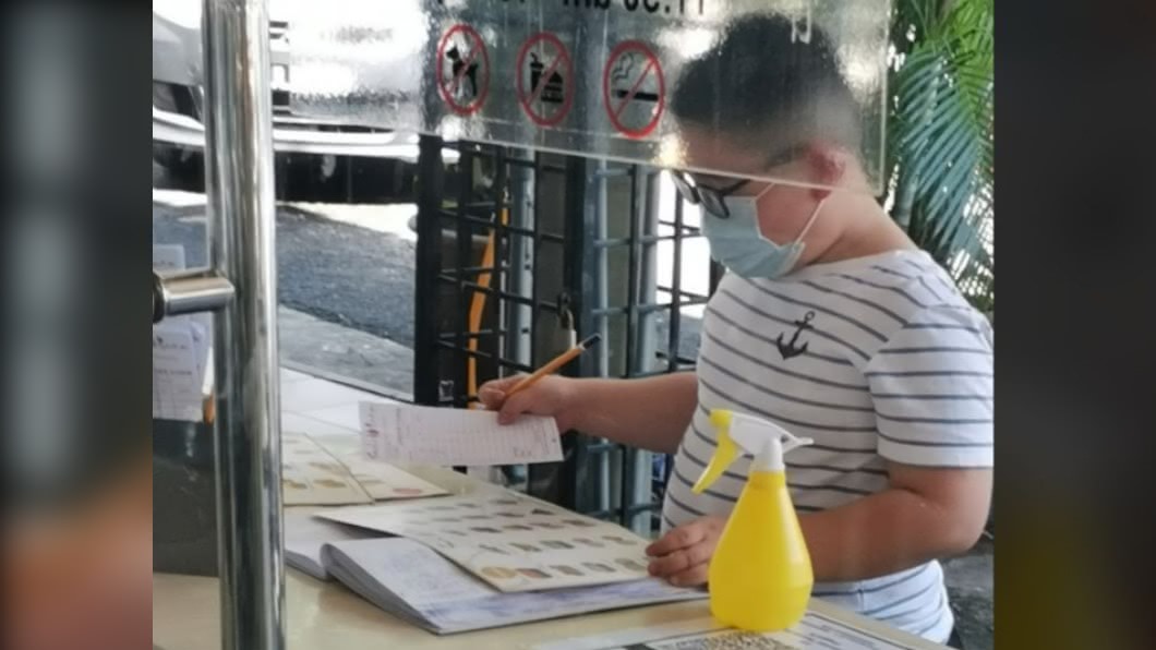 媽媽做工很辛苦！10歲弟「掏出身上所有零錢」想請母吃飯仍不夠　「老闆霸氣舉動」萬名網友搶買單