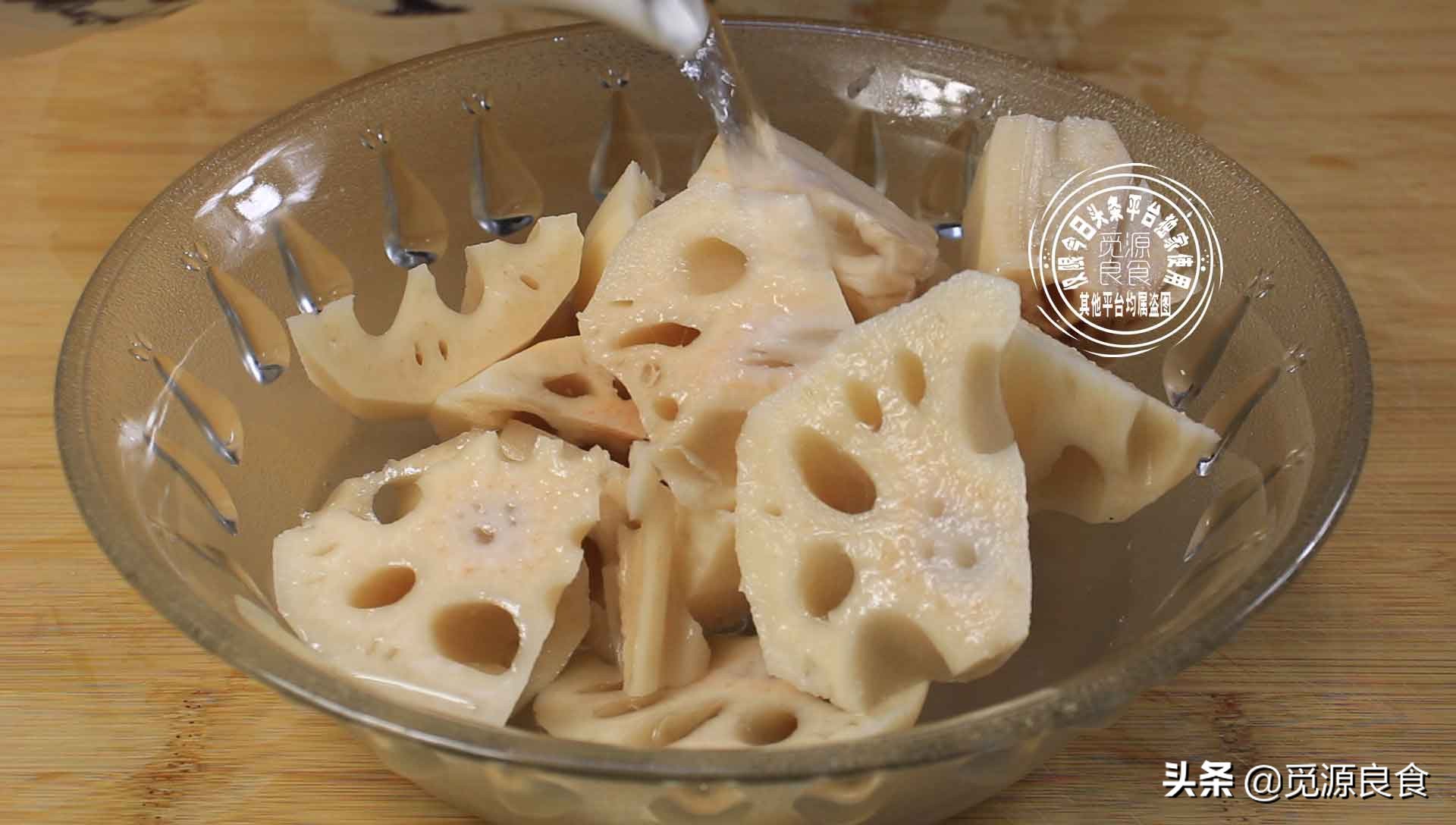入秋後最適合煲蓮藕排骨湯！但是吃了30年蓮藕才知道，七孔和九孔的區別，別買錯了