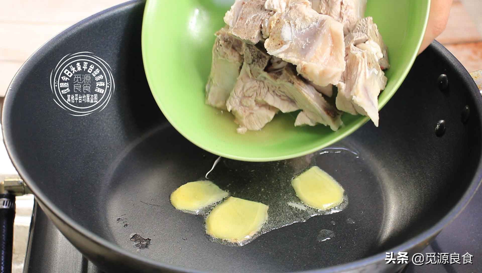 入秋後最適合煲蓮藕排骨湯！但是吃了30年蓮藕才知道，七孔和九孔的區別，別買錯了