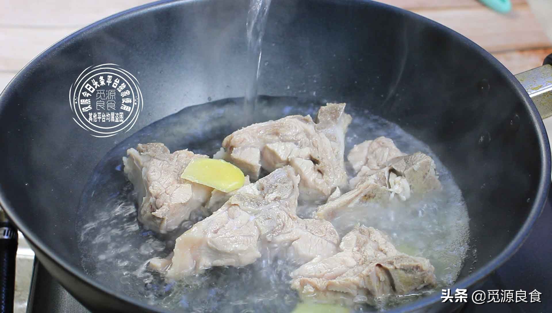 入秋後最適合煲蓮藕排骨湯！但是吃了30年蓮藕才知道，七孔和九孔的區別，別買錯了