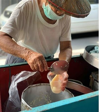 奧客嫌貴「點完就跑」！87歲豆花伯無奈「揭超佛心價錢」網喊：別欺負老人家　在地人認證「正港俗擱大碗」