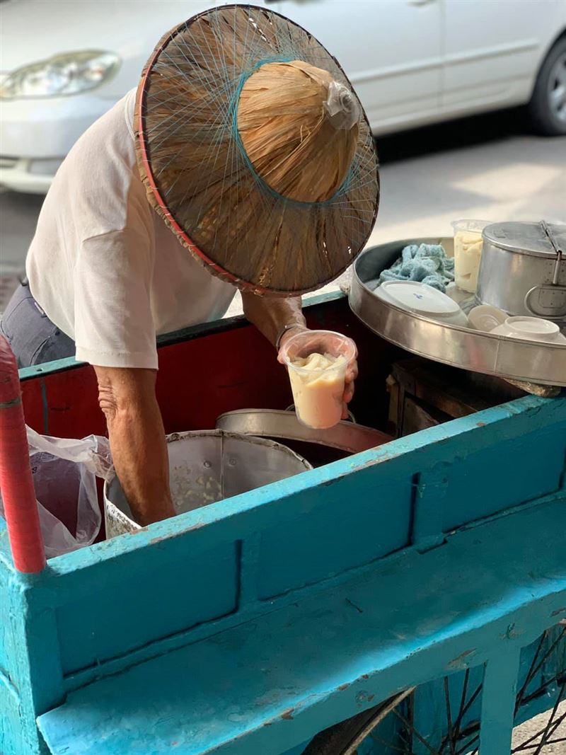奧客嫌貴「點完就跑」！87歲豆花伯無奈「揭超佛心價錢」網喊：別欺負老人家　在地人認證「正港俗擱大碗」
