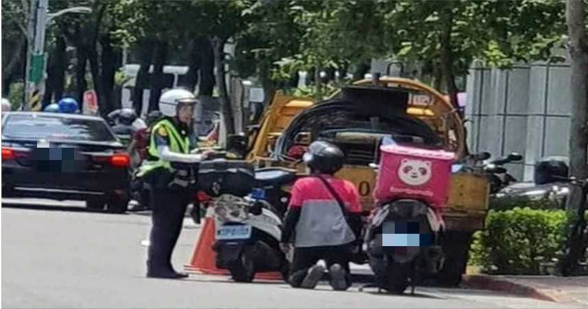 外送騎上人行道！被抓包開單「當場下跪不起」：讓我賺不到錢　路人經過「霸氣幫女警解圍」網友讚翻了