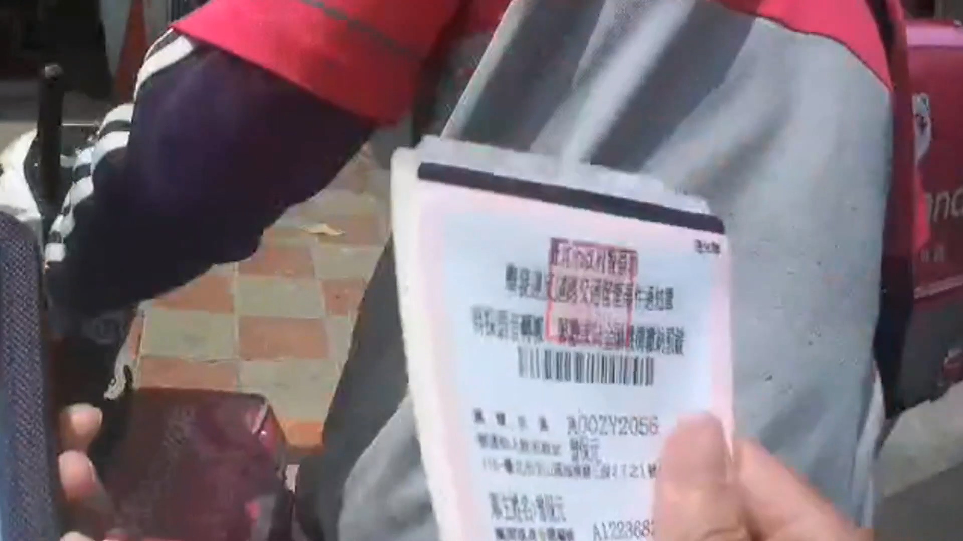 外送騎上人行道！被抓包開單「當場下跪不起」：讓我賺不到錢　路人經過「霸氣幫女警解圍」網友讚翻了