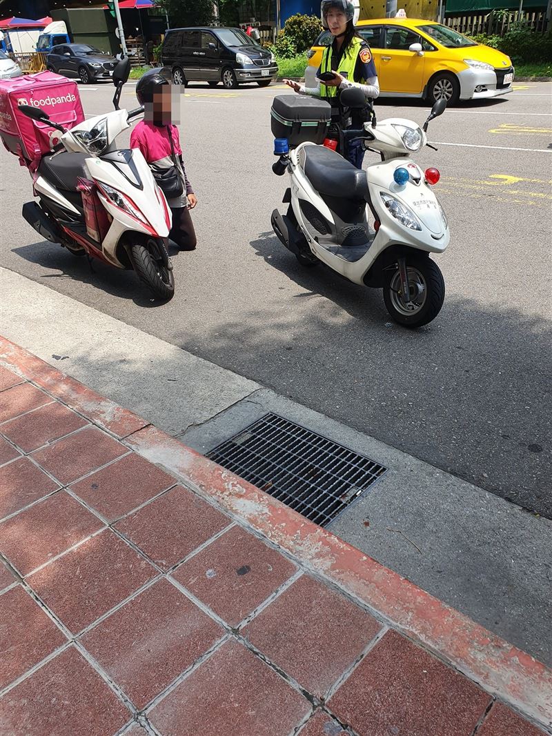 外送騎上人行道！被抓包開單「當場下跪不起」：讓我賺不到錢　路人經過「霸氣幫女警解圍」網友讚翻了