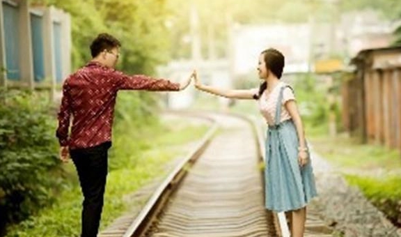 吃住不給錢！小姑賴在哥嫂家「3年不走」　出嫁當天「手機狂震動」大嫂低頭哭了...