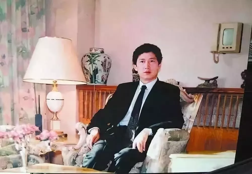 與大39歲女星相戀13年！「繼承70億財產」不知怎麼花「送錢捐款近3億」老年孤獨來世想娶妻生子