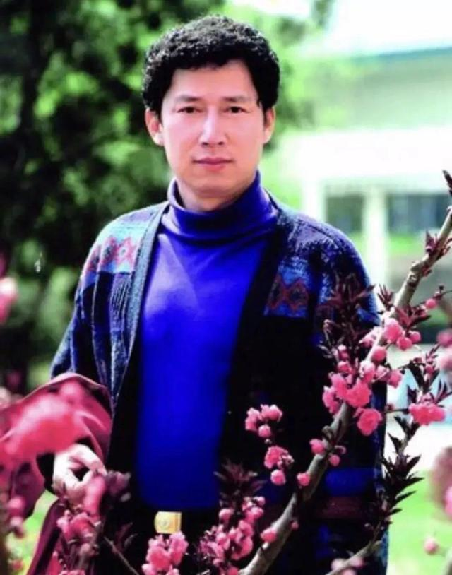 與大39歲女星相戀13年！「繼承70億財產」不知怎麼花「送錢捐款近3億」老年孤獨來世想娶妻生子