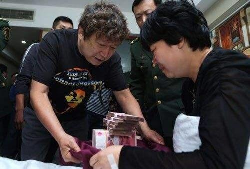 與大39歲女星相戀13年！「繼承70億財產」不知怎麼花「送錢捐款近3億」老年孤獨來世想娶妻生子