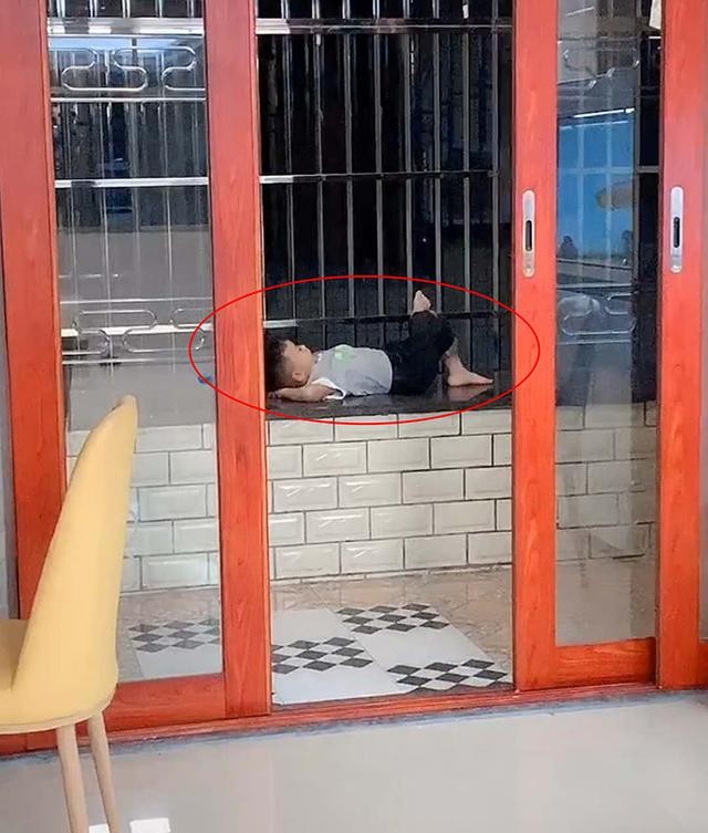 倫家好無聊！姐姐開學「孤單弟弟沒人陪玩」　媽媽拍下「弟弟無聊到處睡」爆笑照笑翻：走到哪躺到哪