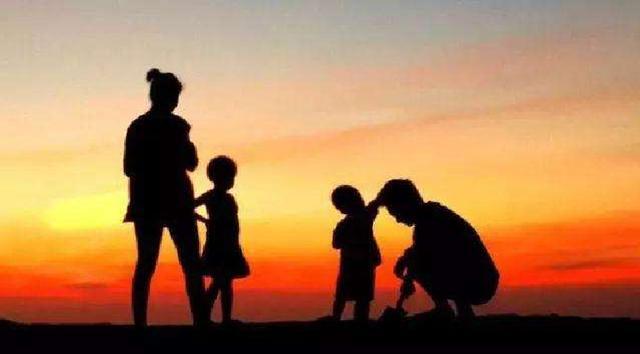 倫家好無聊！姐姐開學「孤單弟弟沒人陪玩」　媽媽拍下「弟弟無聊到處睡」爆笑照笑翻：走到哪躺到哪