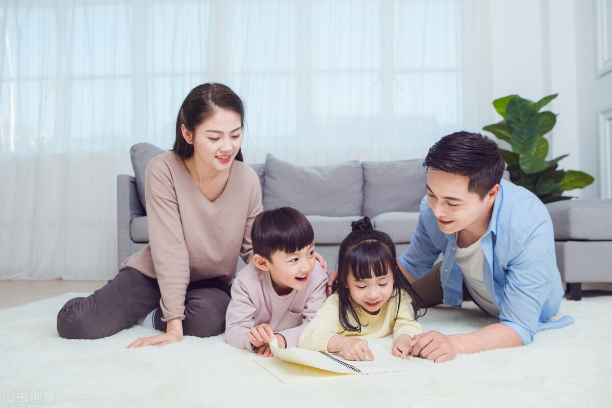 倫家好無聊！姐姐開學「孤單弟弟沒人陪玩」　媽媽拍下「弟弟無聊到處睡」爆笑照笑翻：走到哪躺到哪