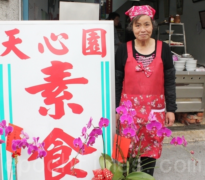 愛心麵飄香30年！阿嬤痛失老伴「獨撐店面助貧童」不惜成本添料　孩子長大「紛紛回來報恩」從沒忘她的好