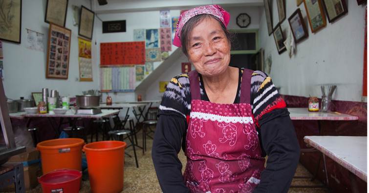 愛心麵飄香30年！阿嬤痛失老伴「獨撐店面助貧童」不惜成本添料　孩子長大「紛紛回來報恩」從沒忘她的好