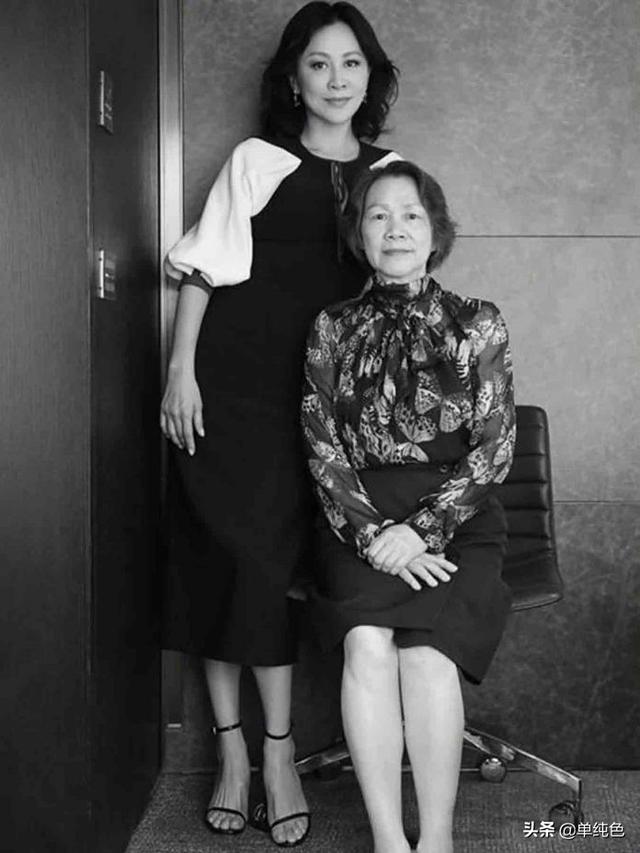 背後最重要的人！劉嘉玲母陪女兒圓夢「吃便當共住房間」　對「小倆口不生子」從介意到放下：相聚就是福