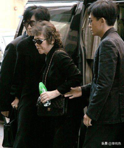 背後最重要的人！劉嘉玲母陪女兒圓夢「吃便當共住房間」　對「小倆口不生子」從介意到放下：相聚就是福