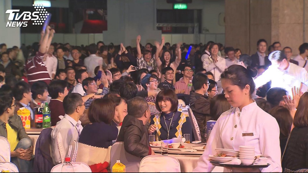 年終沒尾牙！老闆不辦活動「員工卻大聲歡呼」　仔細看公告「符合條件爽領現金」網讚：好想應徵