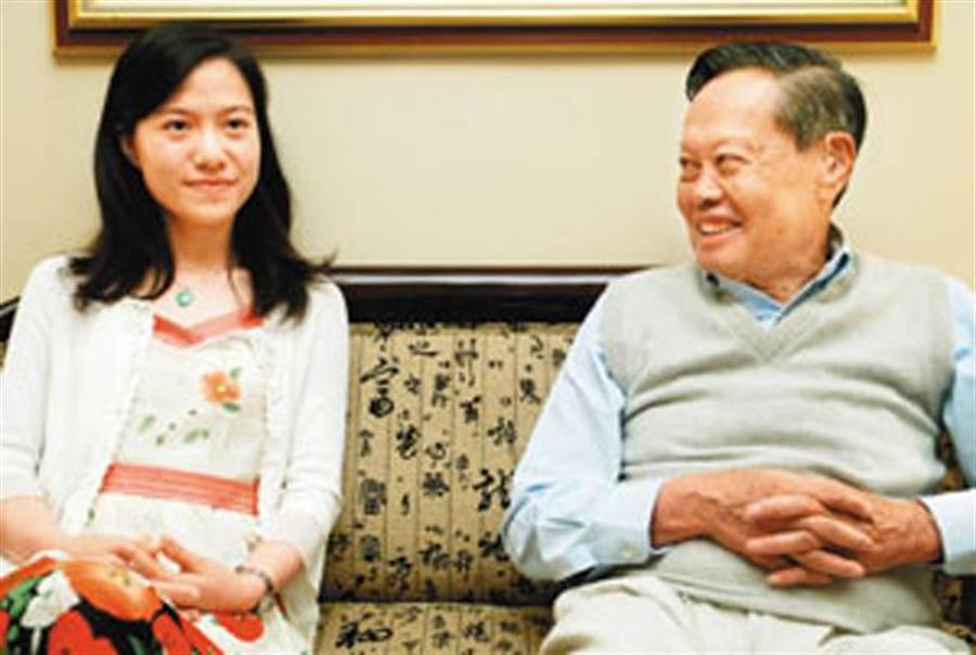 忘年戀不被看好！「娶小54歲老婆」無畏流言　緊牽16年「走後願妻能再嫁」：是真愛