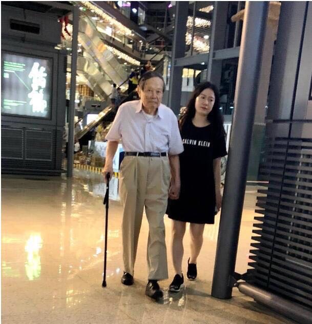 忘年戀不被看好！「娶小54歲老婆」無畏流言　緊牽16年「走後願妻能再嫁」：是真愛