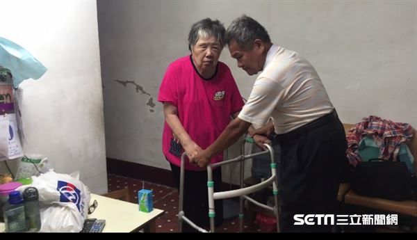 日擺攤9小時養病妻！6旬阿公「隔46年重遊初戀地」甜笑：會永遠愛她　「拿電扇怕妻熱」擠小平房仍幸福