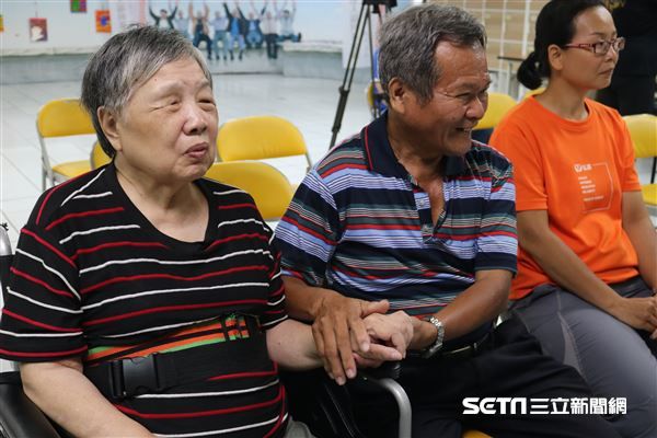 日擺攤9小時養病妻！6旬阿公「隔46年重遊初戀地」甜笑：會永遠愛她　「拿電扇怕妻熱」擠小平房仍幸福