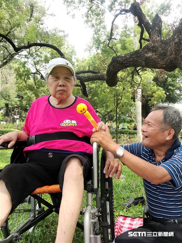 日擺攤9小時養病妻！6旬阿公「隔46年重遊初戀地」甜笑：會永遠愛她　「拿電扇怕妻熱」擠小平房仍幸福