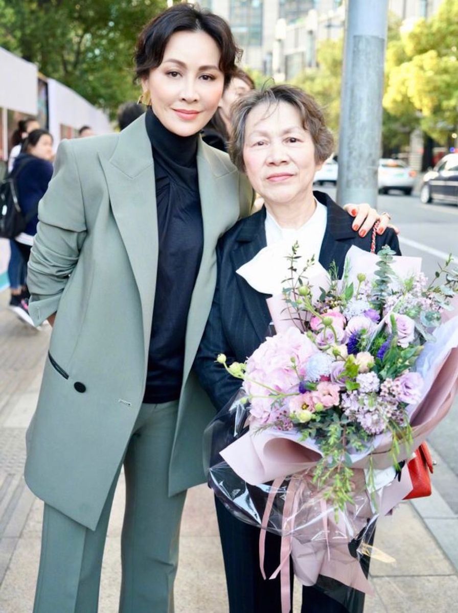 背後最重要的人！劉嘉玲母陪女兒圓夢「吃便當共住房間」　對「小倆口不生子」從介意到放下：相聚就是福