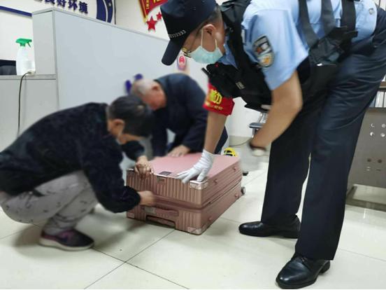 7旬老夫妻車站「遺失箱子」崩潰：裡面裝救命錢　暖警半小時尋回「背後身分不簡單」