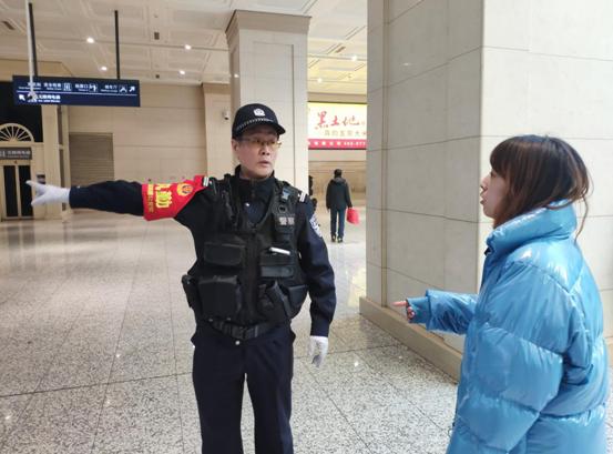 7旬老夫妻車站「遺失箱子」崩潰：裡面裝救命錢　暖警半小時尋回「背後身分不簡單」