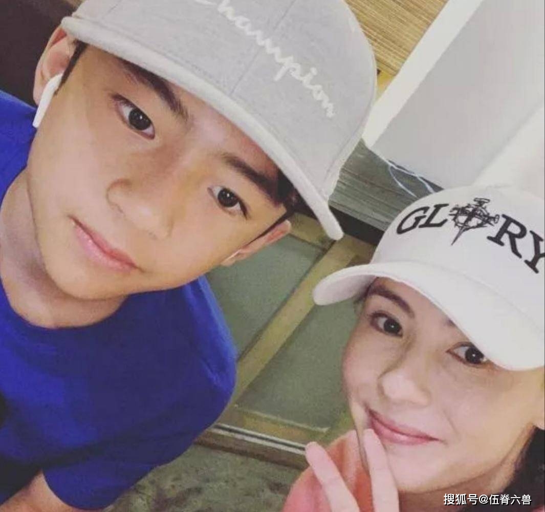 寵女無下限被批！貝克漢曬與老婆女兒「同床照」被批不合時宜，網友暖心提醒：小七是大姑娘啦