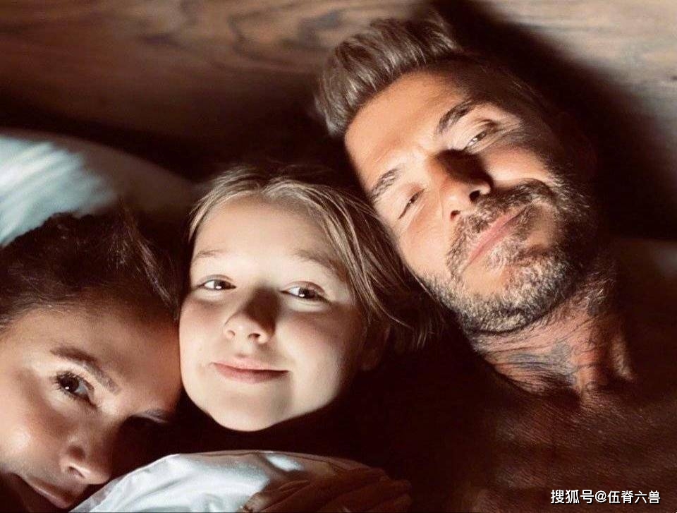 寵女無下限被批！貝克漢曬與老婆女兒「同床照」被批不合時宜，網友暖心提醒：小七是大姑娘啦