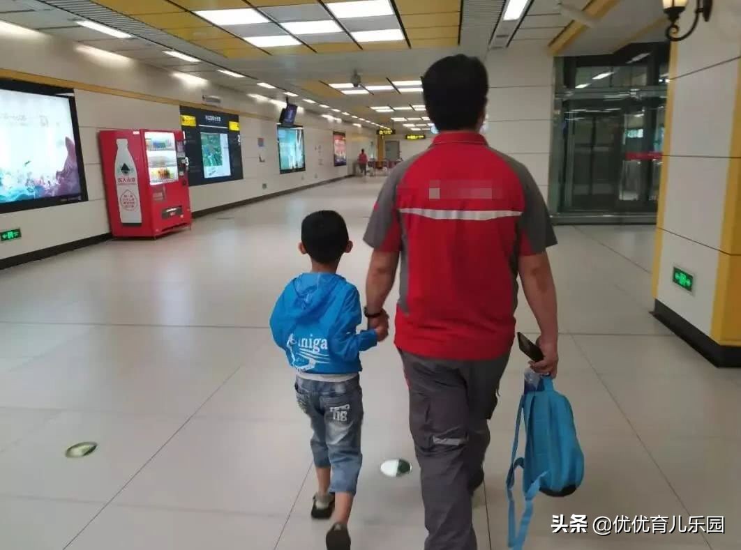 來報恩的孩子！快遞員爸爸累翻「捷運上呼呼大睡」　暖心兒「全程高舉字條守護」放大一看暖哭乘客
