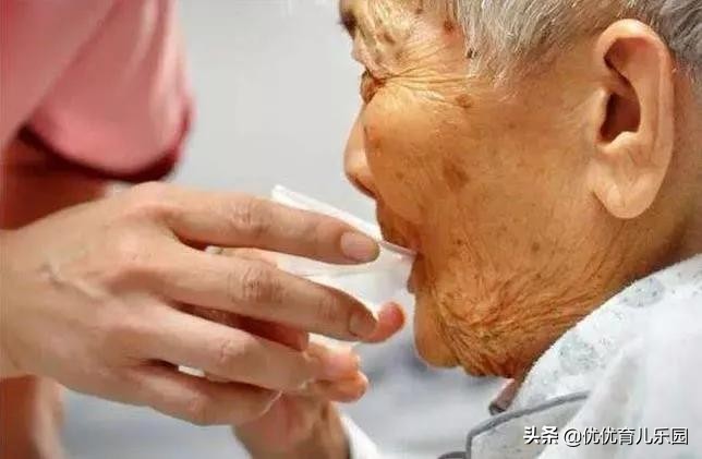 來報恩的孩子！快遞員爸爸累翻「捷運上呼呼大睡」　暖心兒「全程高舉字條守護」放大一看暖哭乘客