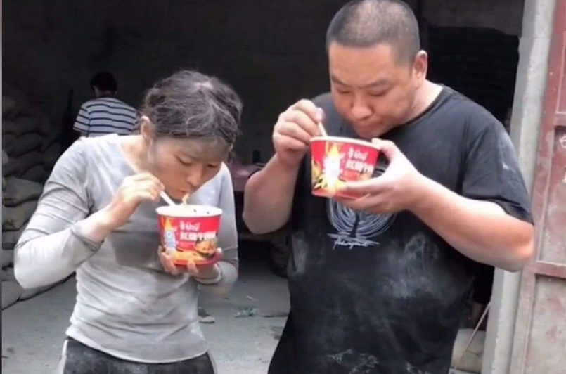 靠賣慘走紅！「水泥妹」哭訴一天扛50頓水泥養家，卻遭爆「富婆身份」被罵慘：別踐踏人的善良