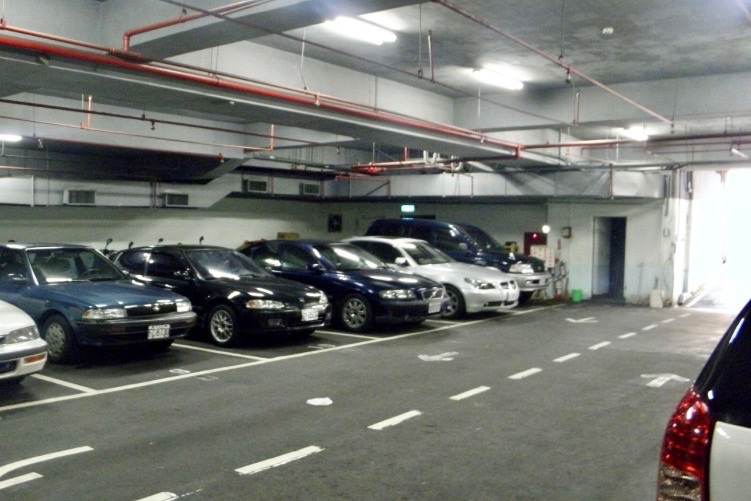 傻眼遇無良管理員！女屋主「重金買車位被偷停」通報卻反幫腔對方　硬起來出招「管委會態度逆轉」超解氣
