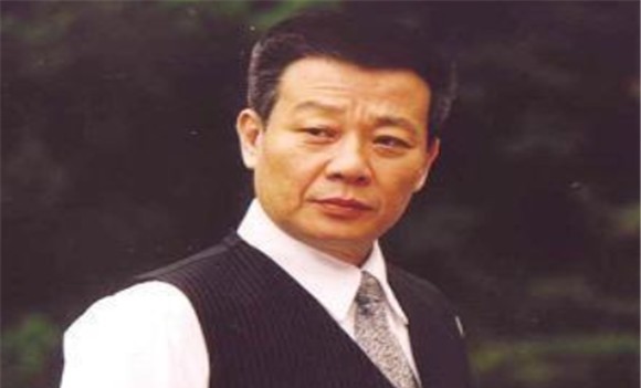 65歲「坐擁雙妻」！兩老婆「同住一戶」樓上樓下相處融洽，如今兒子闖蕩娛樂圈不輸父親
