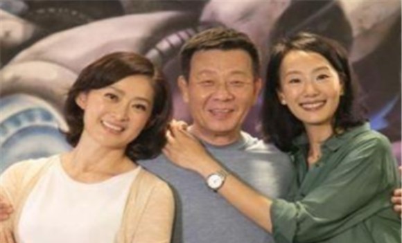 65歲「坐擁雙妻」！兩老婆「同住一戶」樓上樓下相處融洽，如今兒子闖蕩娛樂圈不輸父親