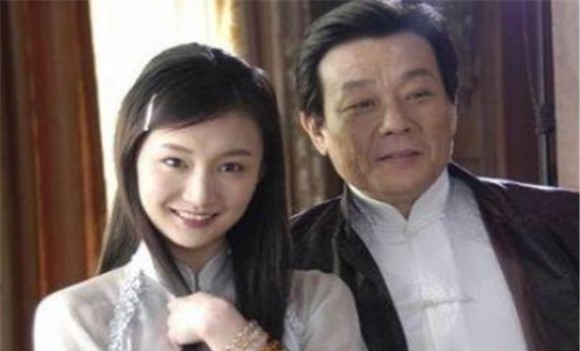 65歲「坐擁雙妻」！兩老婆「同住一戶」樓上樓下相處融洽，如今兒子闖蕩娛樂圈不輸父親