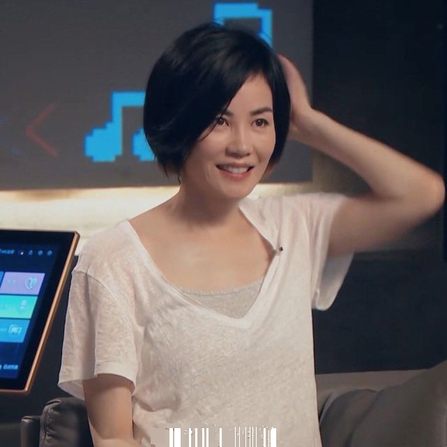 51歲狀態依舊好到爆！天后王菲直播首秀「無美顏零濾鏡」　神秘大咖突現身「兩人合唱引爆全場」