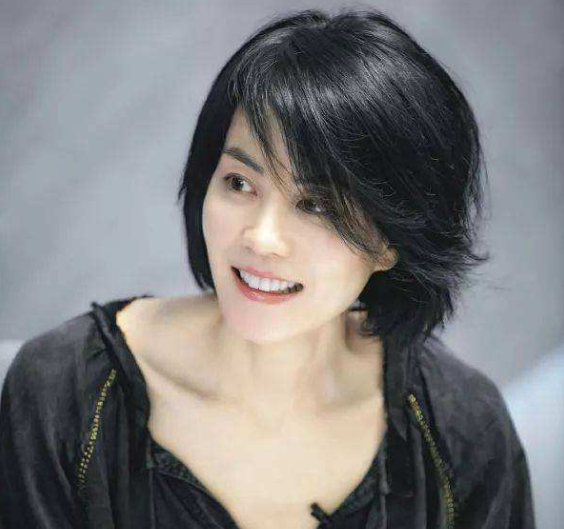 51歲狀態依舊好到爆！天后王菲直播首秀「無美顏零濾鏡」　神秘大咖突現身「兩人合唱引爆全場」