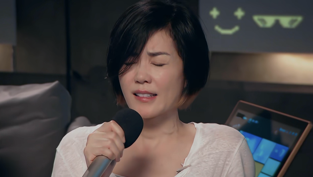 51歲狀態依舊好到爆！天后王菲直播首秀「無美顏零濾鏡」　神秘大咖突現身「兩人合唱引爆全場」